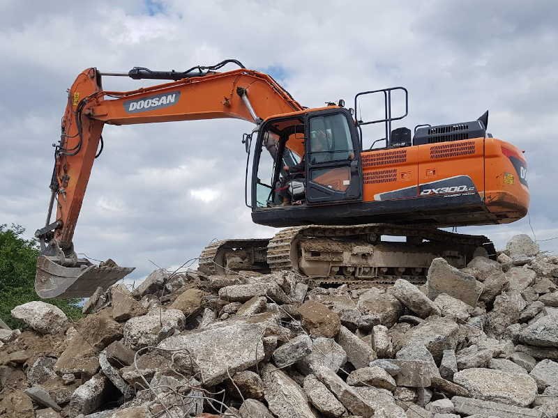 Doosan DX300LC-7 — pelle hydraulique 30 tonnes sur chenilles, vue de profil
