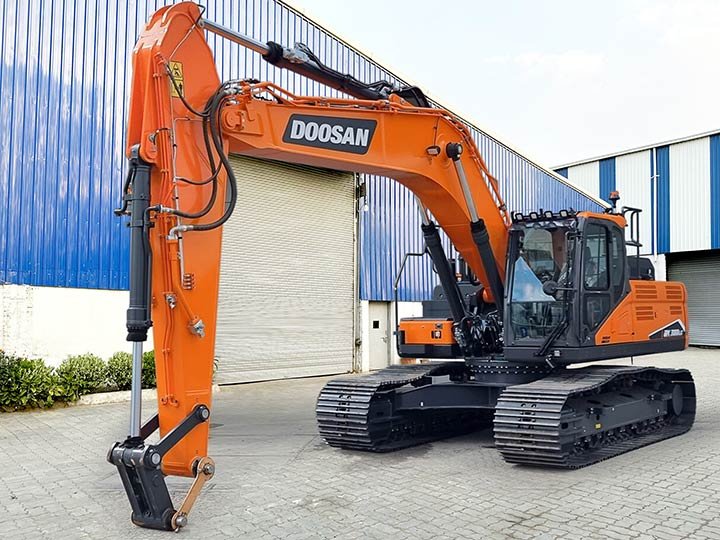 Doosan DX300LC-7 vue avant — cabine et flèche en position de travail